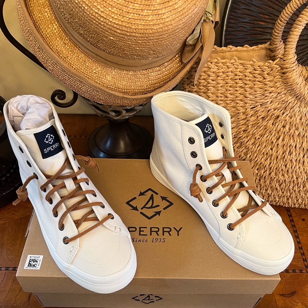 NWT in box SPERRY women crest high top shoes